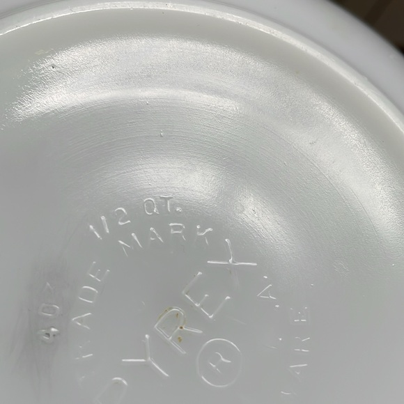 COPY - Pyrex butterprint bowl. Excellent condition. No cracks, or stains. - Picture 10 of 10